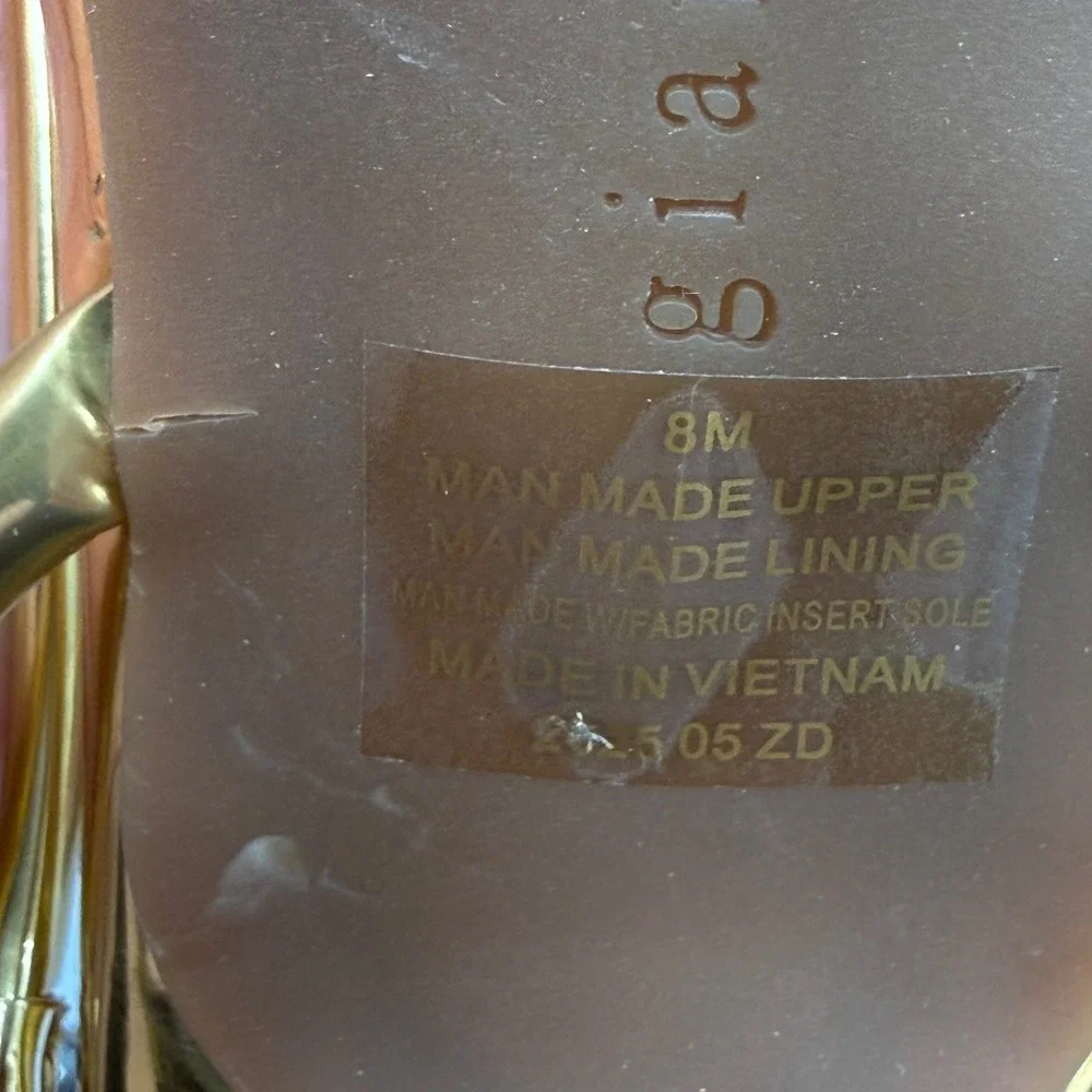 Gianni Bini Heeled Sandals Womens Gold Metallic Lip Charm Strappy Stiletto 8M